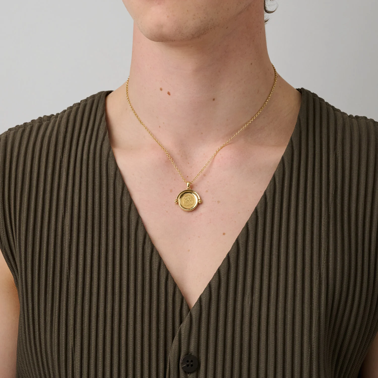 886 2026 Quarter Sovereign Coin Spinner with 18ct Yellow Gold Chain - Image 4