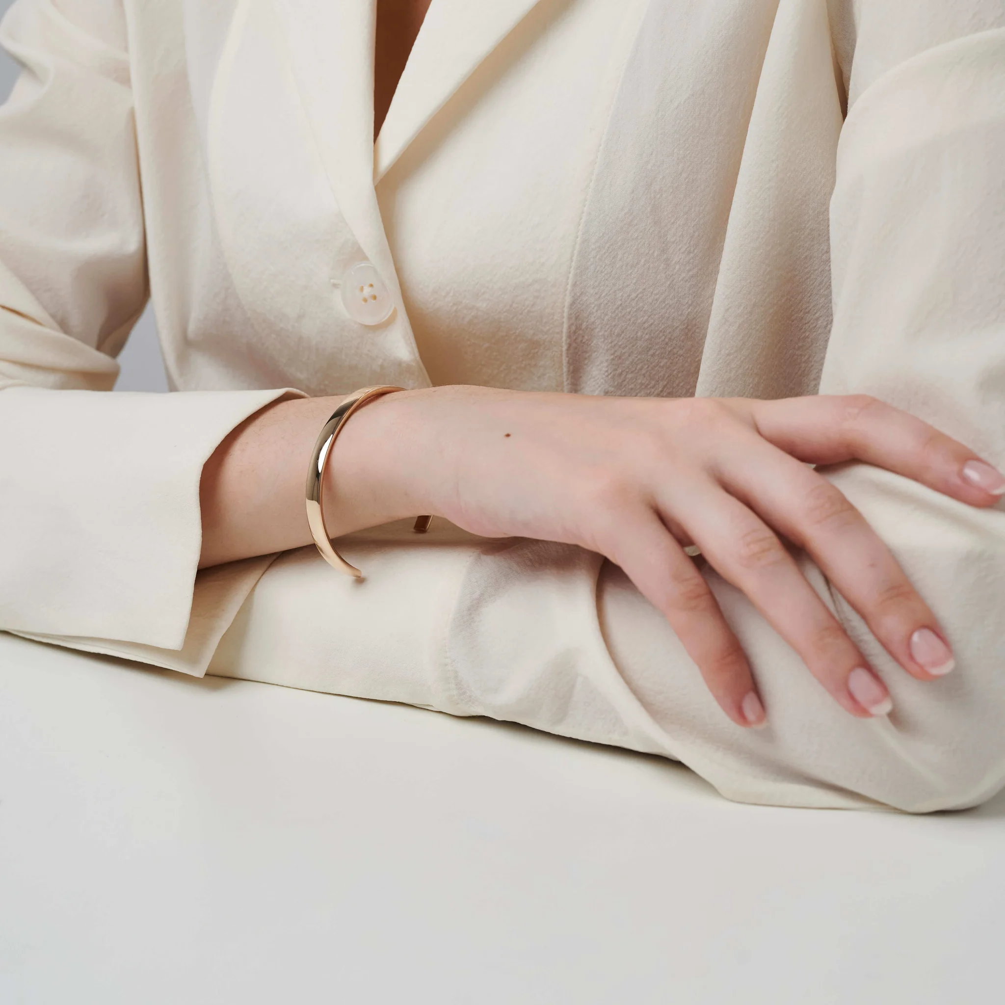 886 Poem Cuff in 9ct Yellow Gold - Image 4