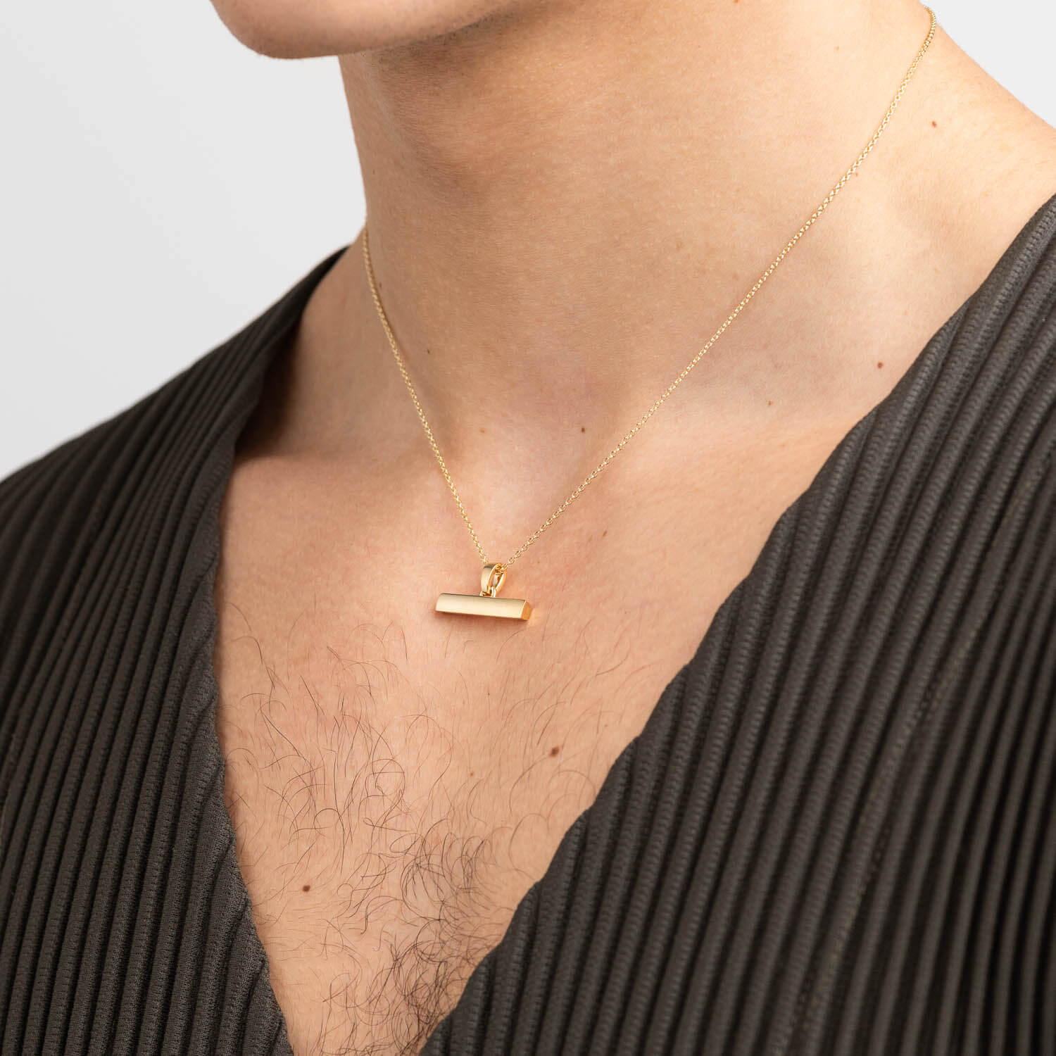 886 Small T-Bar Pendant with Chain in 9ct Yellow Gold - Image 4