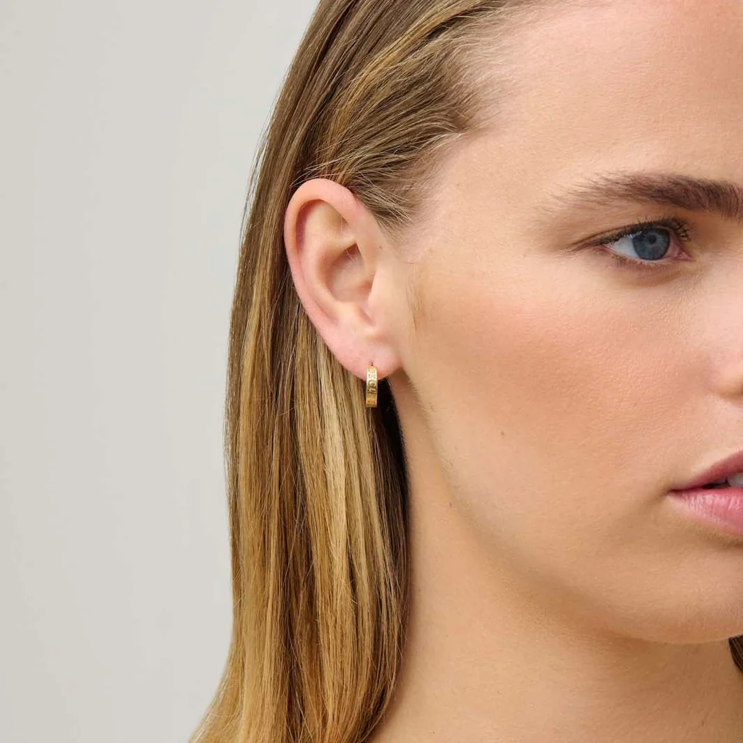 Tutamen Huggie Hoop Earrings 18ct Yellow Gold - Image 5